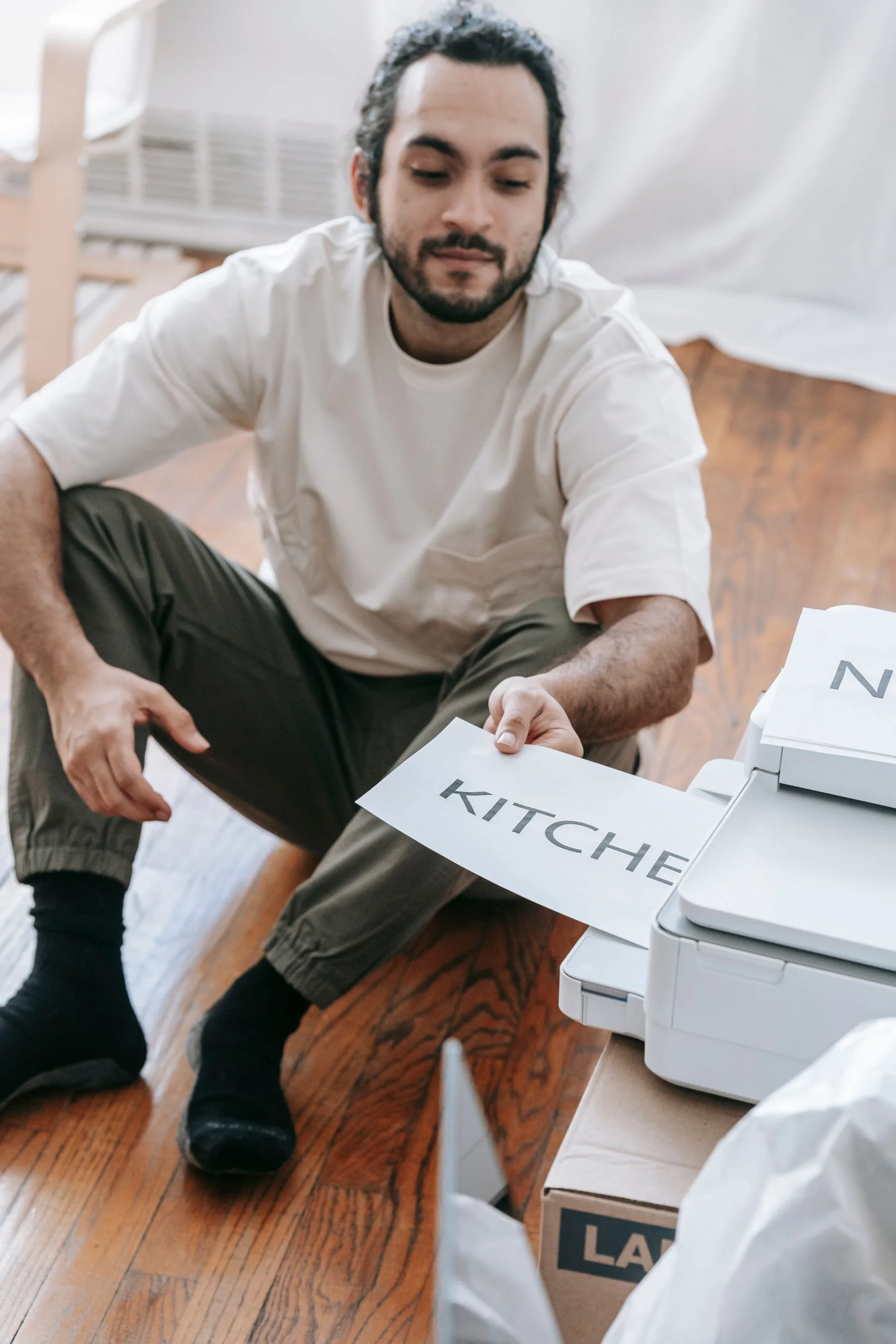 Người thợ đang dán nhãn lên thùng hàng — ảnh Pexels.