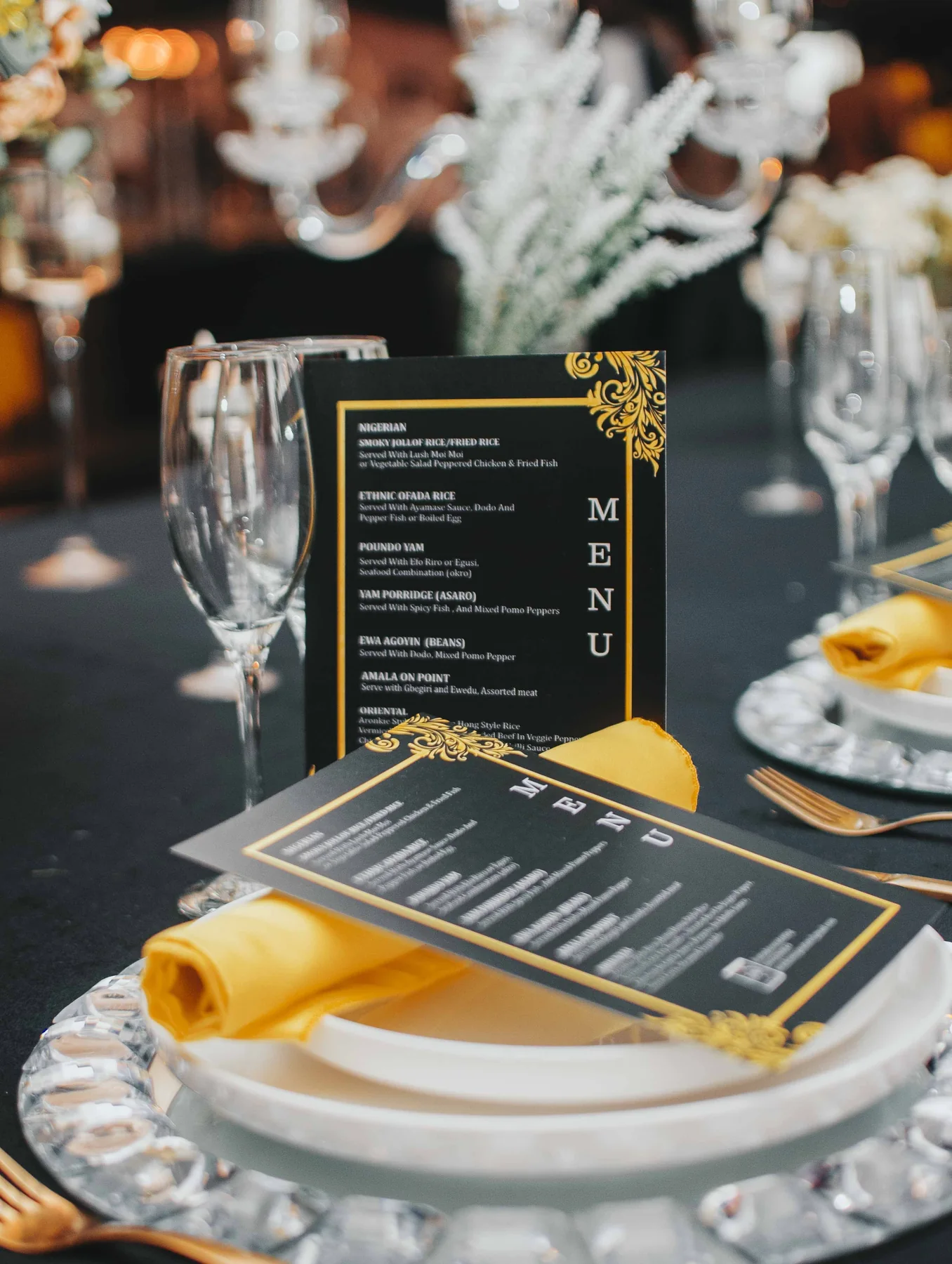 Menu card đặt tại bàn nhà hàng, ảnh tham khảo Pexels.