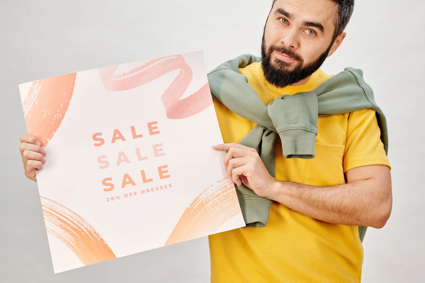Poster ưu đãi được cầm trên tay, ảnh tham khảo Pexels.