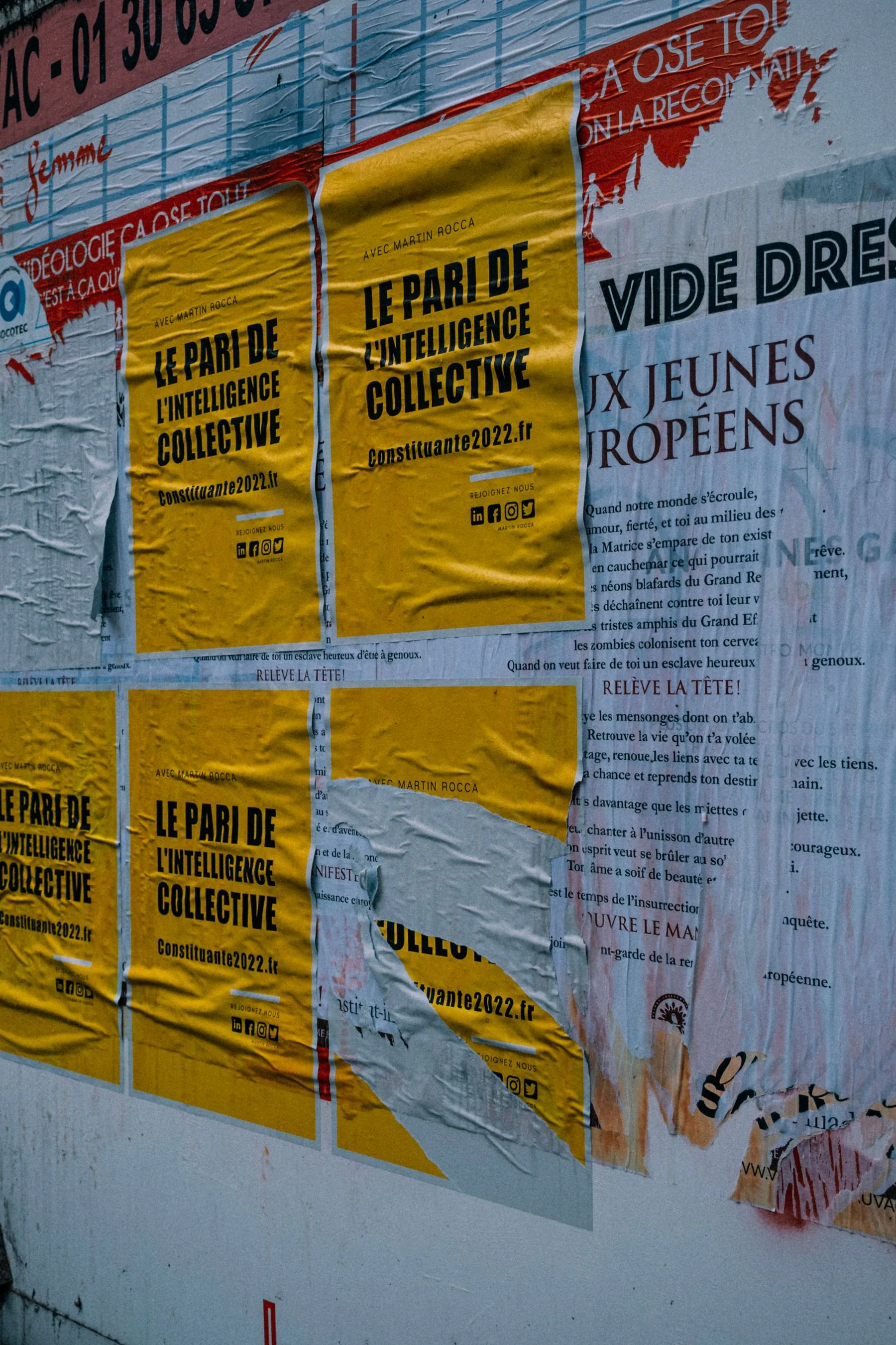 Các poster in quảng cáo được trưng bày trên tường phố — ảnh chụp Pexels.