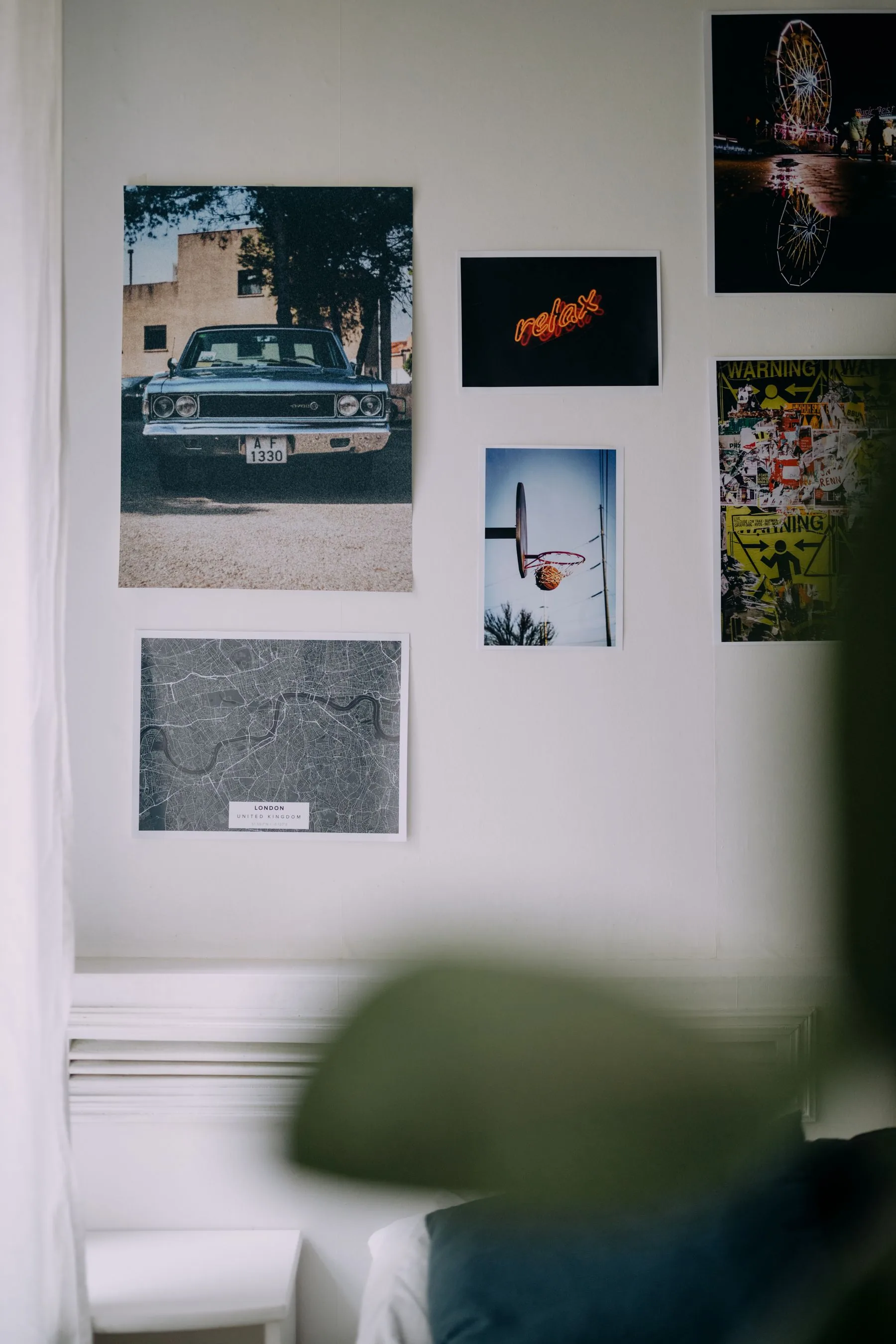 Nhiều poster in được trưng bày trên tường — ảnh Pexels.