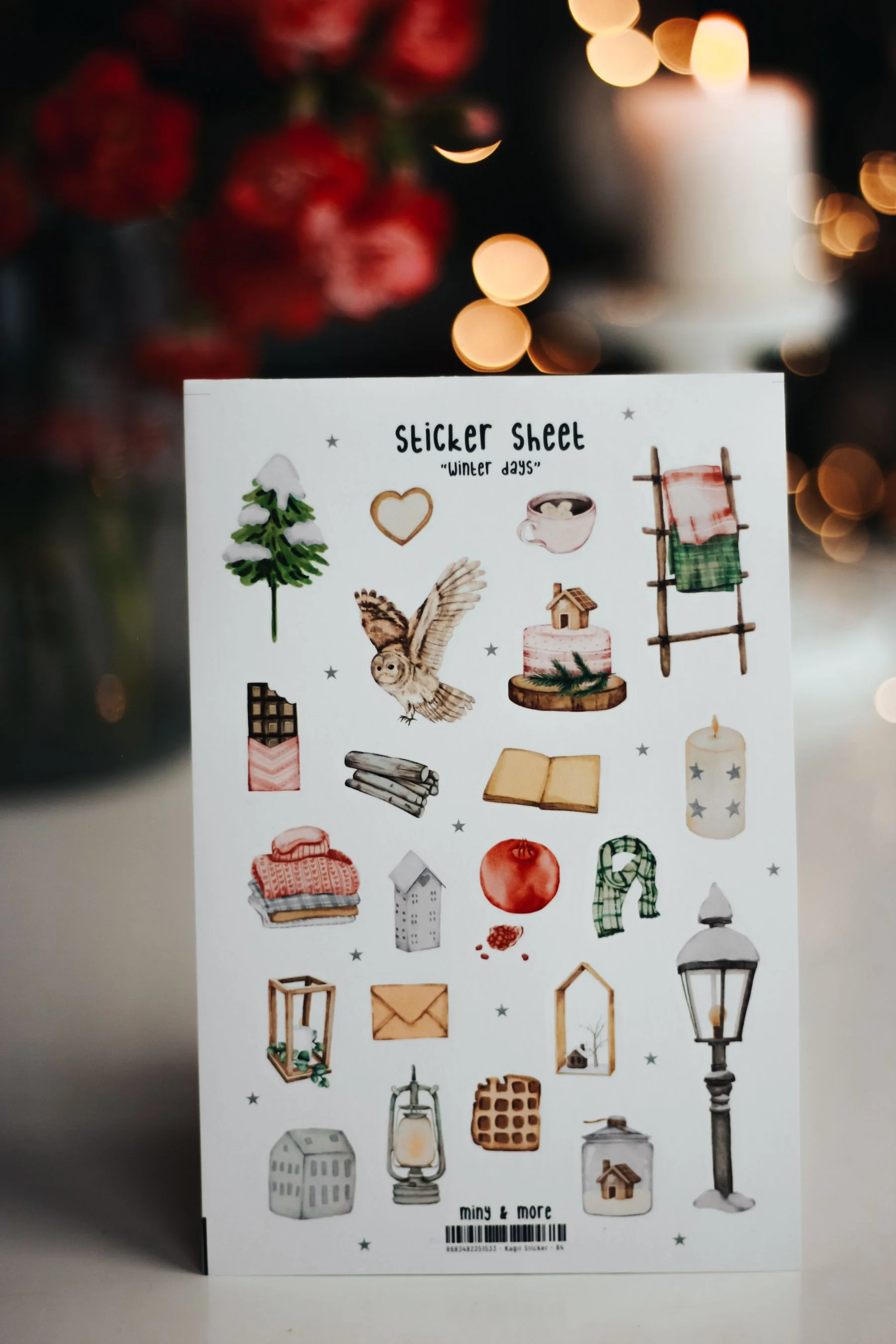 Tờ sticker nhiều hình chụp trên nền sáng — ảnh Pexels.