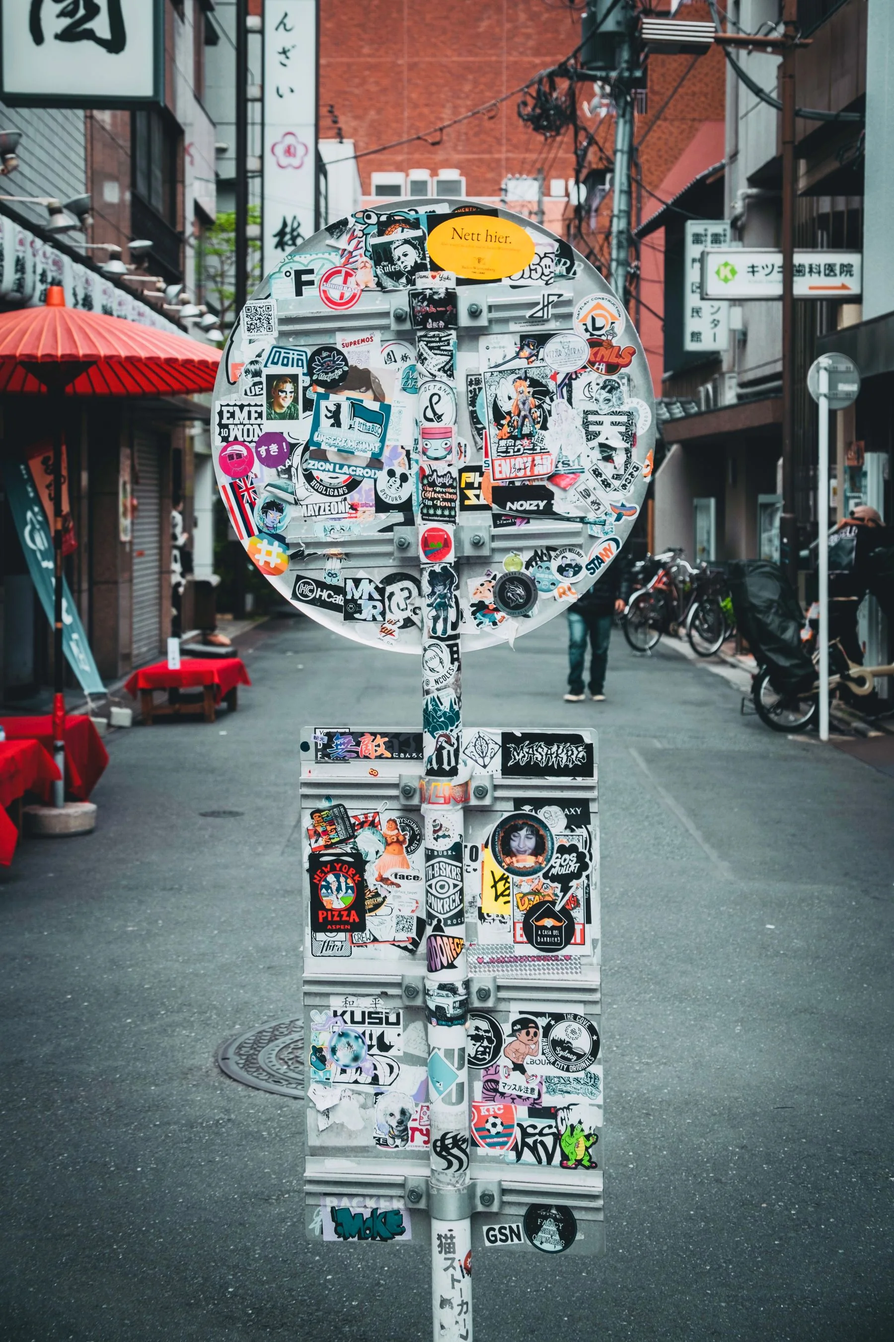 Biển hiệu phủ nhiều sticker ngoài phố — ảnh Pexels.